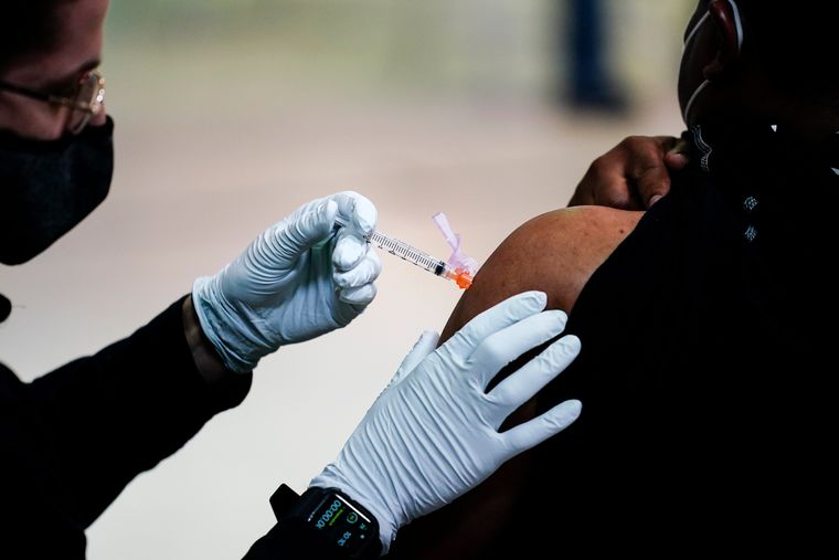 У вакцинированных людей вероятность заразиться вирусом в 27 раз выше, чем у невакцинированных людей, перенесших COVID