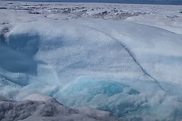 Реки талой воды на ледниковом щите Гренландии способствуют повышению уровня моря