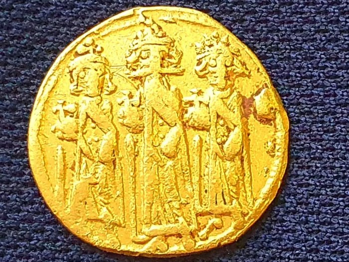 В Израиле обнаружена редкая древняя золотая монета с изображением императора Ираклия и холма Голгофа