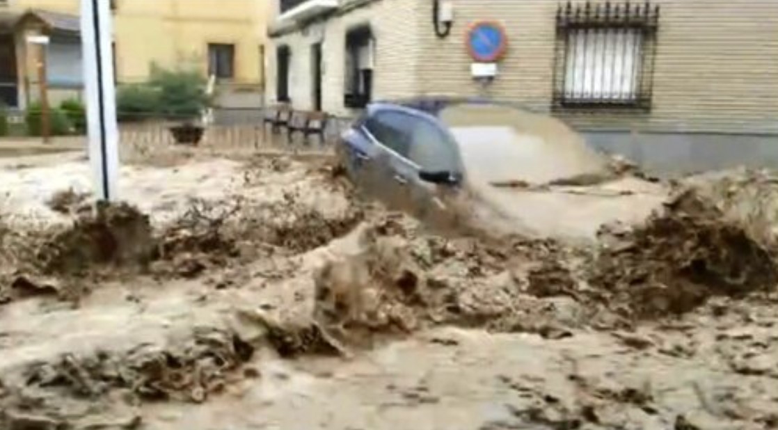 Улицы превращаются в бушующие реки из-за сильных наводнений в Испании видео