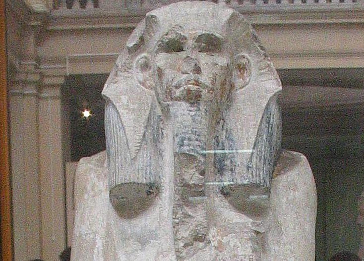 Статуя Джосера в Каирском музее. Эта статуя изначально находилась в сердабе в комплексе ступенчатой ​​пирамиды. 
