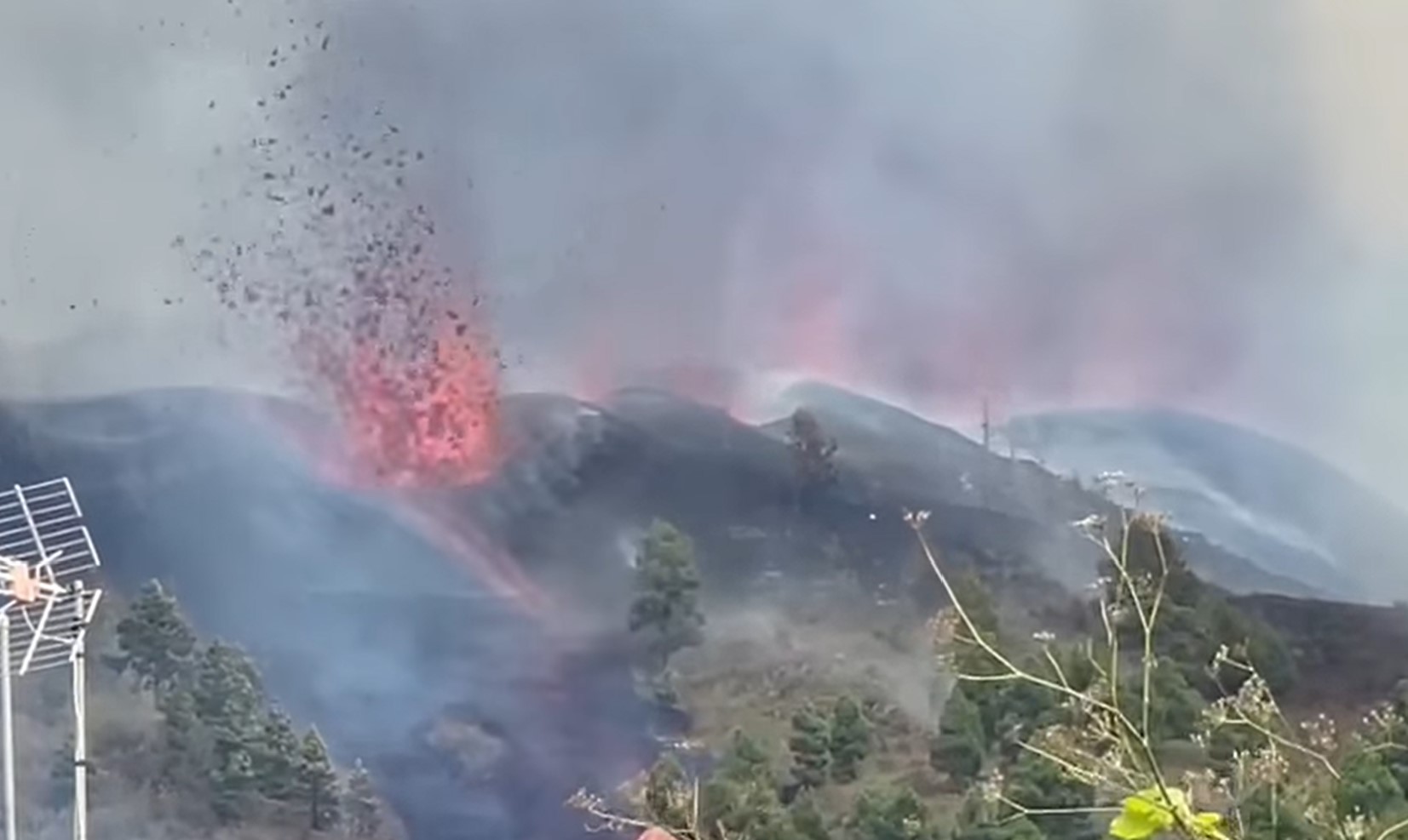 Ужасающие видео извержения вулкана Кумбре Вьеха на острове Пальма 19 сентября 2021 года.