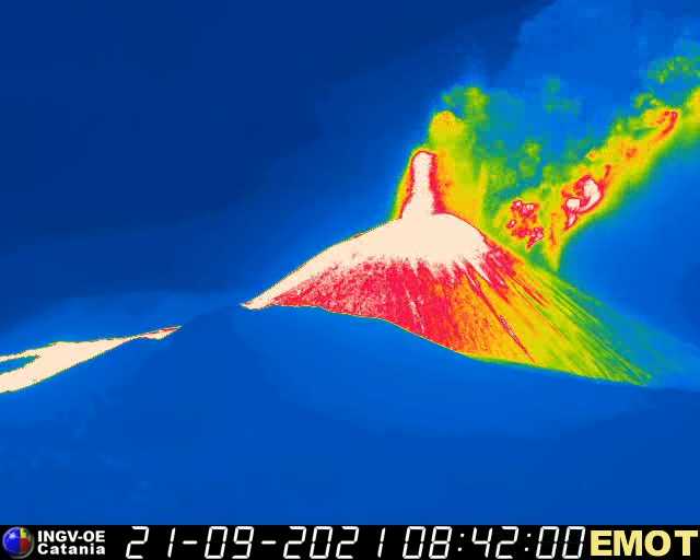 Новое пароксизмальное извержение вулкана Этна в Италии на видео и фото