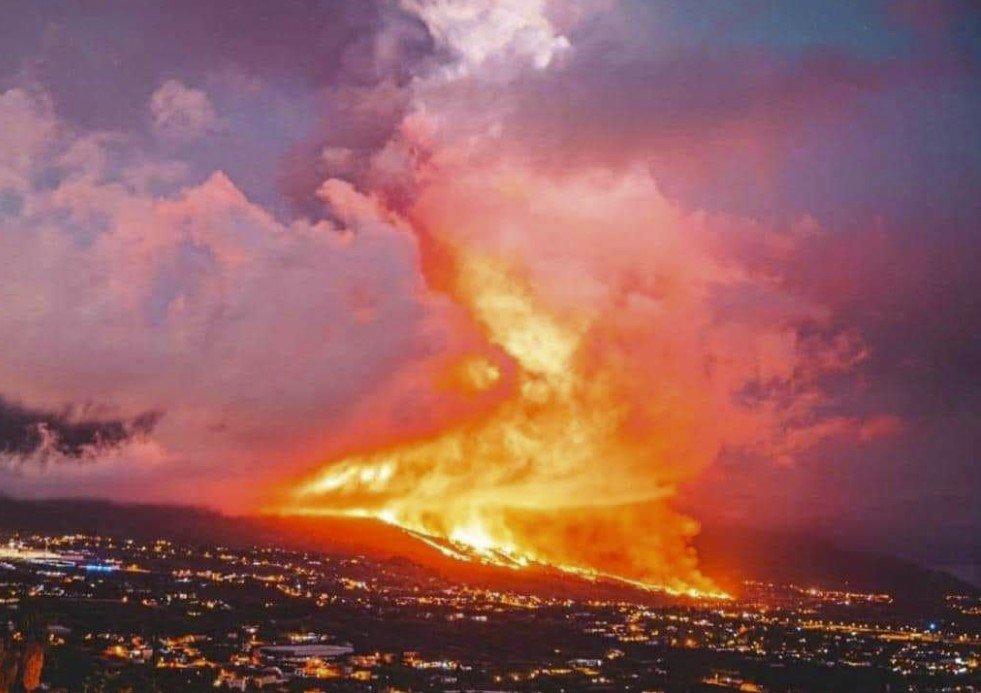 Обновленная информация об извержении вулкана Ла-Пальма в видео и фотографиях