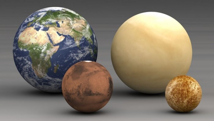 1/1 Планеты земной группы внутренней солнечной системы в масштабе. Согласно теории «поздней стадии аккреции», Марс и Меркурий (спереди слева и справа) - это то, что осталось от первоначальной популяции сталкивающихся эмбрионов, а Венера и Земля выросли в результате серии гигантских ударов. Новое исследование фокусируется на преобладании столкновений с ударом и разбегом при гигантских столкновениях и показывает, что прото-Земля могла бы служить «авангардом», замедляя тела размером с планету при наезде. Но чаще всего именно прото-Венера в конечном итоге их аккрецирует, а это означает, что Венере было легче получать тела из внешней солнечной системы. Предоставлено: Lsmpascal - Wikimedia Commons.