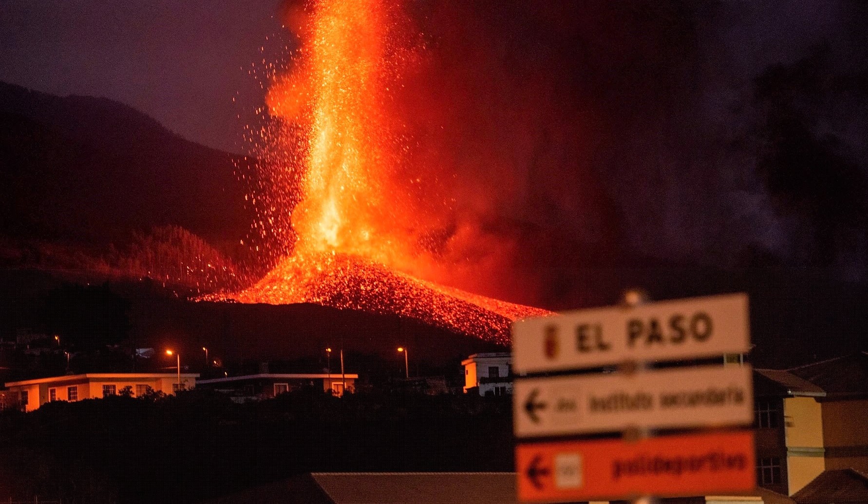 В мире извергается более 500 вулканов: что происходит?