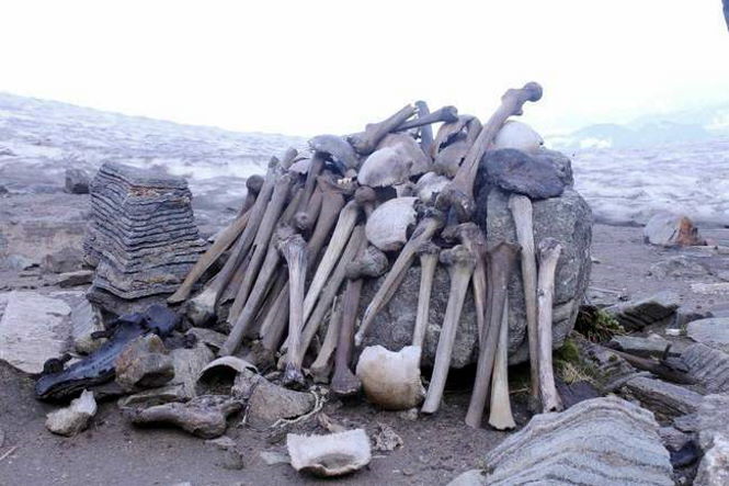 Озеро Роопкунд со скелетами в Гималаях — настоящая загадка