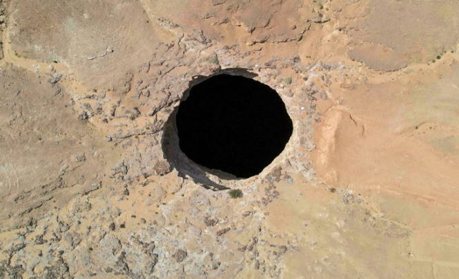 Что находится на дне «Адского колодца» в Йемене, выяснили спелеологи.