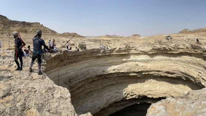Что находится на дне «Адского колодца» в Йемене, выяснили спелеологи.