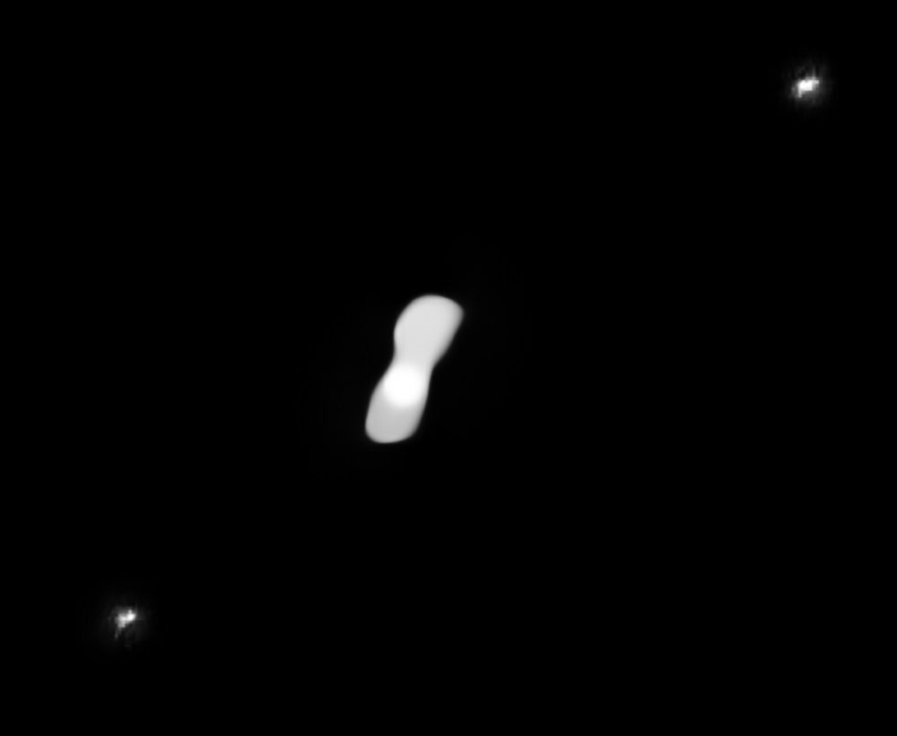 Астероид 216 Клеопатра и два его спутника. Предоставлено: ESO / Vernazza, Marchis et al. / ONERA, CNRS