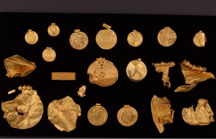 Одному из крупнейших золотых сокровищ, когда-либо обнаруженных в Дании, 1500 лет