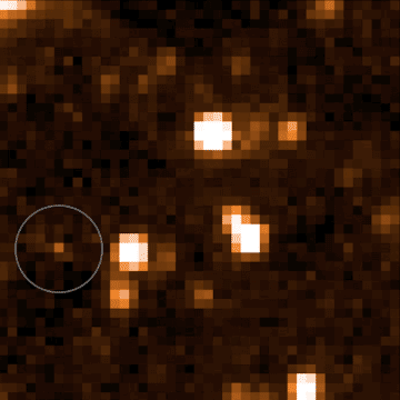 Темное пятно слева - это странный объект из дальнего космоса по прозвищу "Несчастный случай". Это коричневый карлик с особенно любопытными характеристиками. Предоставлено: НАСА / Лаборатория реактивного движения-Калтех / Дэн Каселден.