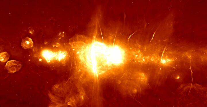 Загадочный источник в центре нашей Галактики излучает мигающие радиосигналы