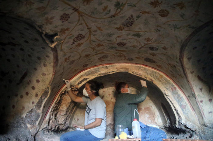 Великолепные 1800-летние скальные гробницы, красиво украшенные, обнаружены в древнем городе Блаундус