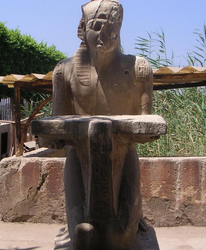 Статуя Сетхи II делает подношение богам Атуму и Шоу - XIX династия - Гелиополис - Каир