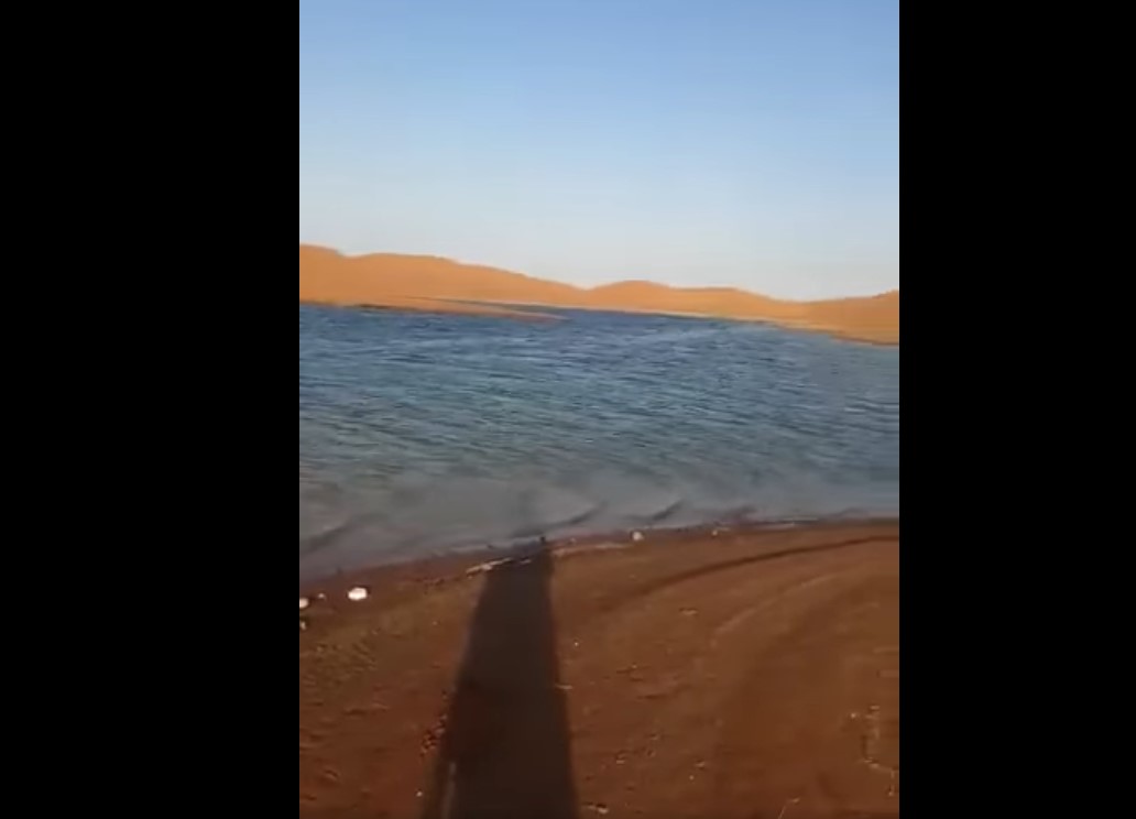 Озеро образуется в Пустыне между Саудовской Аравией и Оманом после циклона Шахин