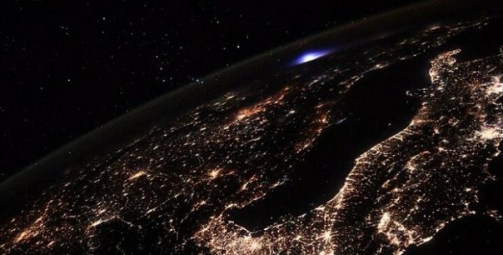 Синяя вспышка в атмосфере над Европой.  Астронавт с МКС сфотографировал необычное явление