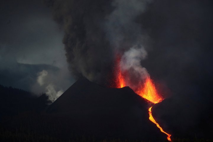 Обновленная информация об извержении вулкана Ла-Пальма 13 октября 2021 года в видео и фото