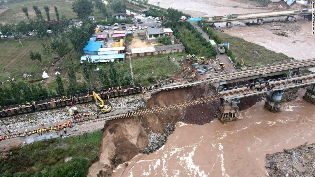 В результате сильного наводнения погибло 15 человек, и почти 120 000 человек были вынуждены эвакуироваться в Шаньси, Китай.