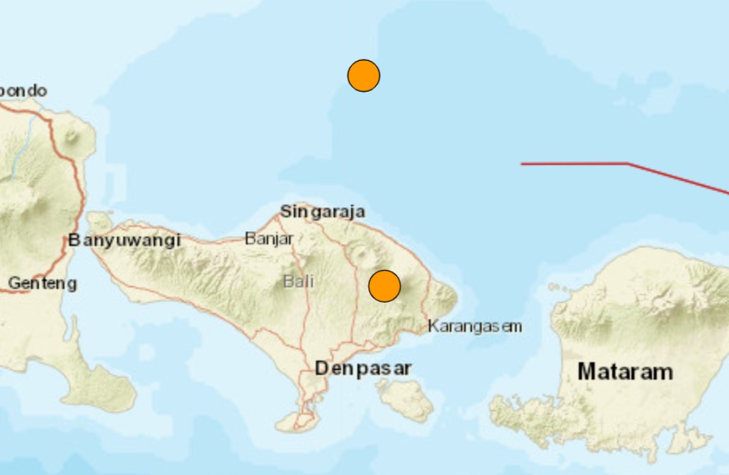 В результате землетрясения на Бали, Индонезия, погибли 3 человека, были разрушены дома и спровоцированы оползни на видео и фотографиях