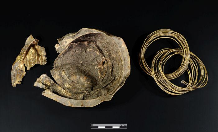Обнаруженная поразительная золотая чаша возрастом 3000 лет, украшенная солнечным мотивом, является поистине уникальным артефактом