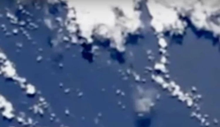 В небе открылось окно над США: очевидцы засняли квадратный НЛО 3