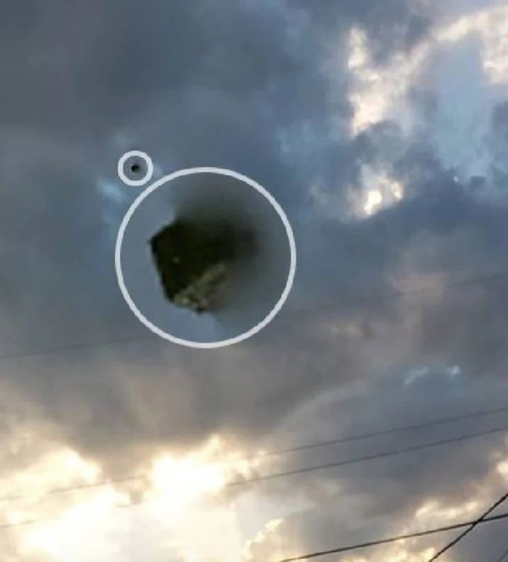 В небе открылось окно над США: очевидцы засняли квадратный НЛО 5
