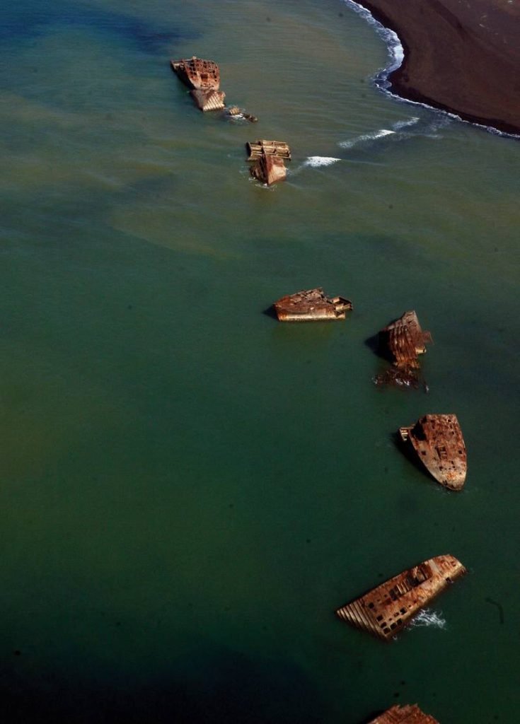 Черный пляж на Иводзиме, ранее известный как Иводзима, штурмовали тысячи американских морских пехотинцев 19 февраля 1945 года во время битвы при Иводзиме. Многие реликвии войны остались в водах и разбросаны среди песков.