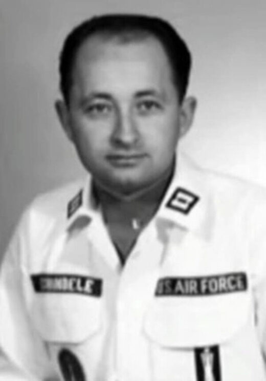 Капитан Дэвид Д Шинделе, когда он был командиром стартовой группы на секретной ядерной базе в Северной Дакоте.