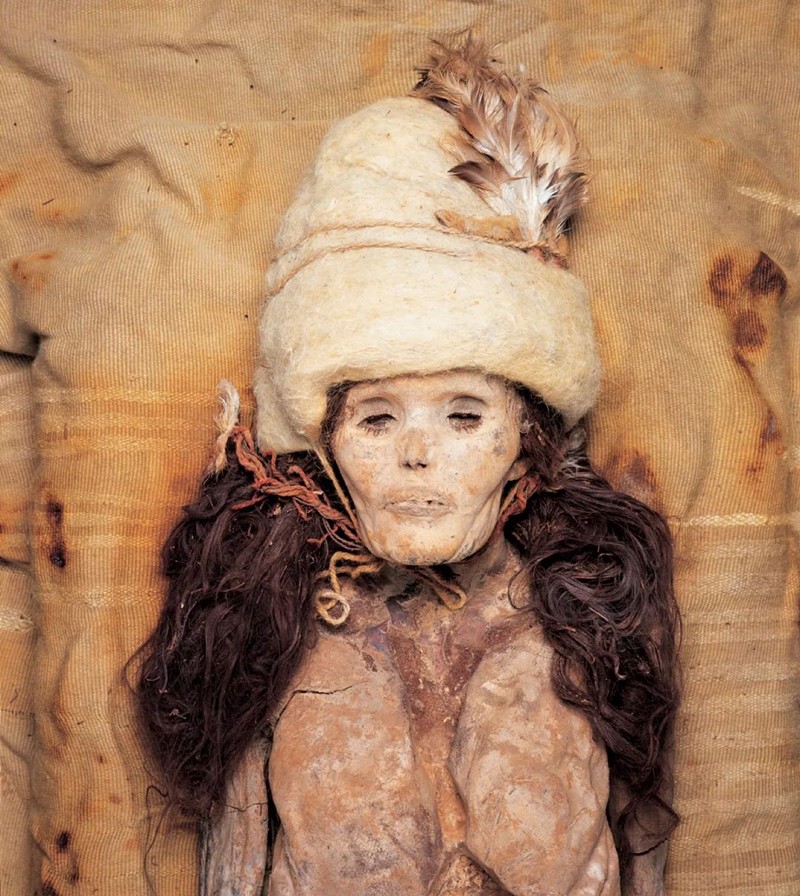 Одна из многих мумий Тарима, тела которых сохранились из-за суровых условий пустыни. Предоставлено: Вэньин Ли, Синьцзянский институт культурных реликвий и археологии.