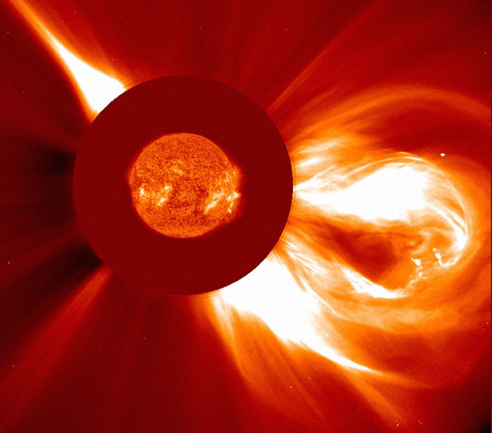 Выброс корональной массы, произошедший 2 декабря 2003 г. Фото: SOHO (ЕКА и НАСА)