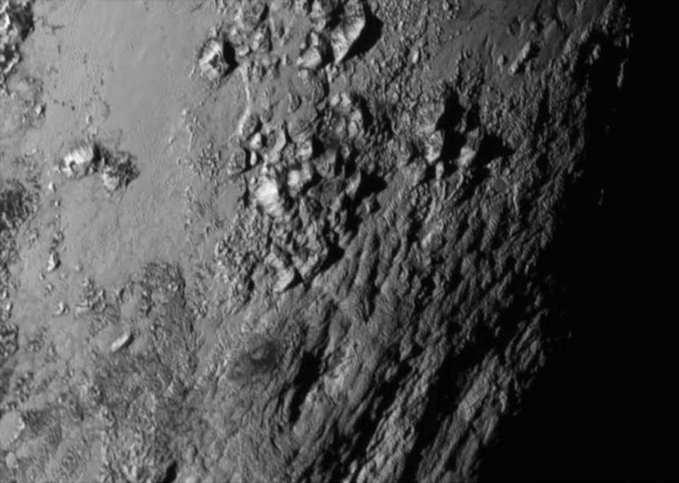 Первое изображение, сделанное во время рандеву New Horizons с Плутоном, показывает горы на поверхности планеты. Предоставлено: НАСА.