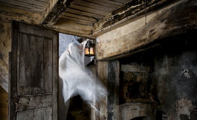 Блогер решил провести ночь в доме с привидениями