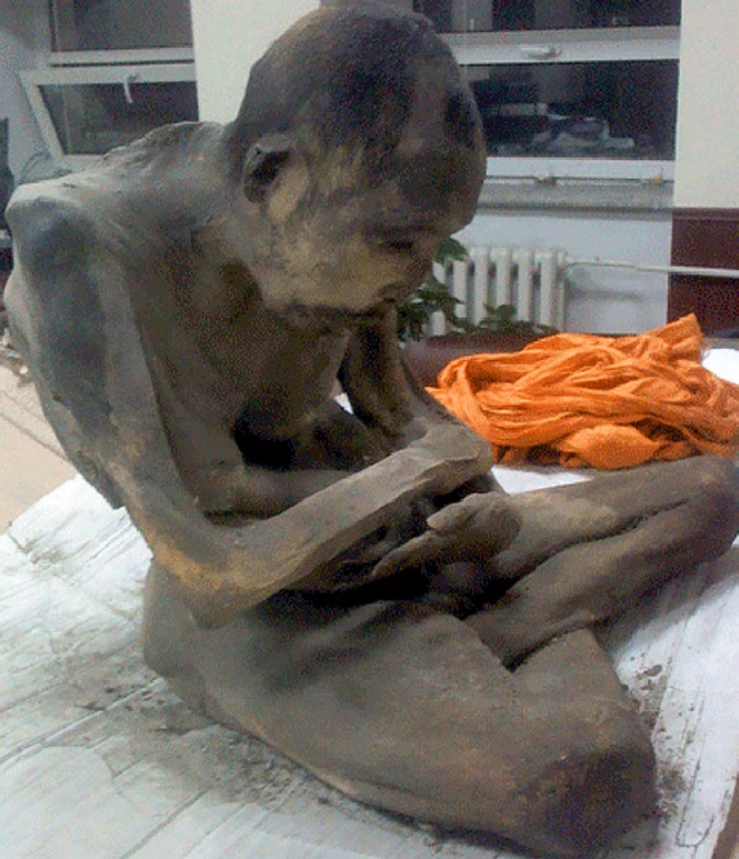 Ученые обнаружили 200-летнего мумифицированного монгольского монаха в "глубоком медитативном трансе"