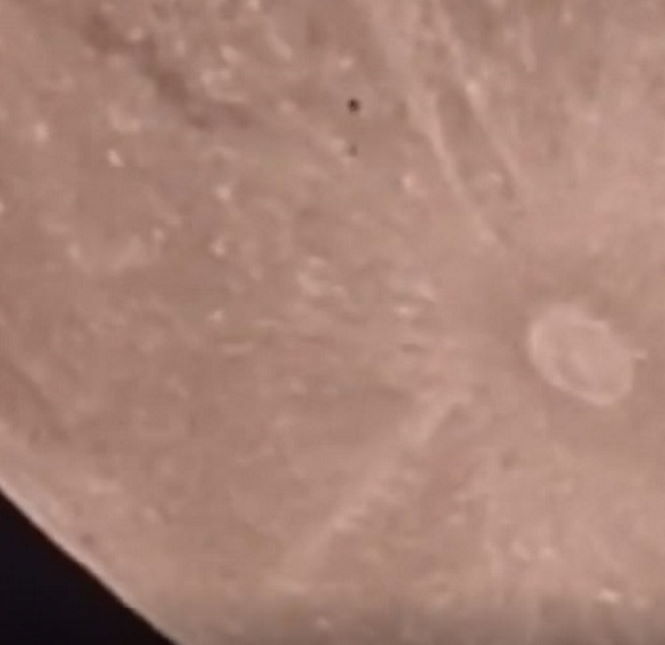 Гигантский НЛО пролетел над поверхностью Луны