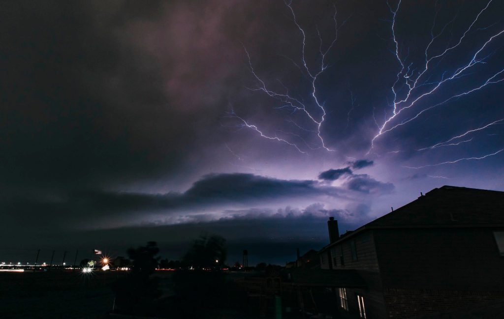 суровая погода южные равнины торнадо в Оклахоме, град, отключение электроэнергии