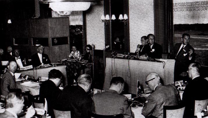 Еще в 1954 году Бильдербергский клуб принял доктрину «Тихих войн» для порабощения человечества. 
