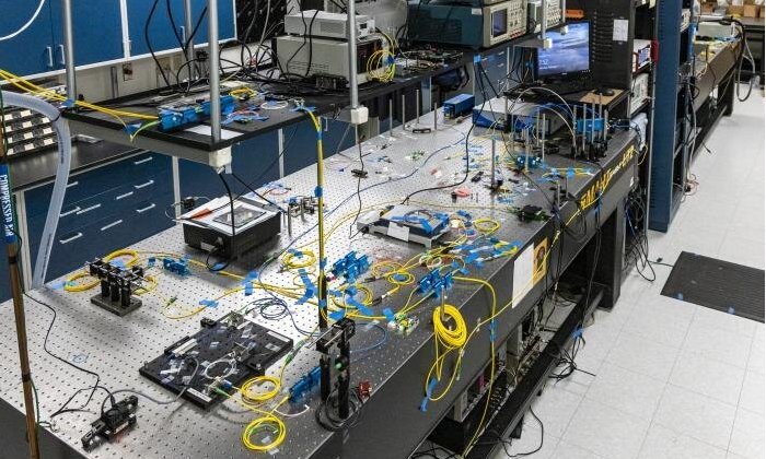 Квантовое оборудование в лаборатории Алисы, где хранятся источник фотонов и первый узел в сети команды. Предоставлено: Карлос Джонс / ORNL, Департамент энергетики США.