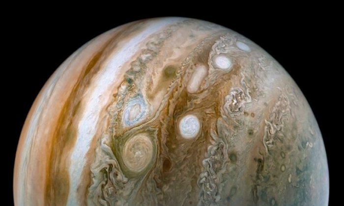 Космический корабль Juno всматривается в разноцветные пояса и зоны Юпитера
