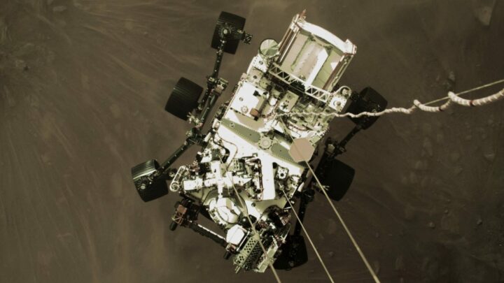 Марсоход НАСА Perseverance записывает жуткие звуки на поверхности Марса