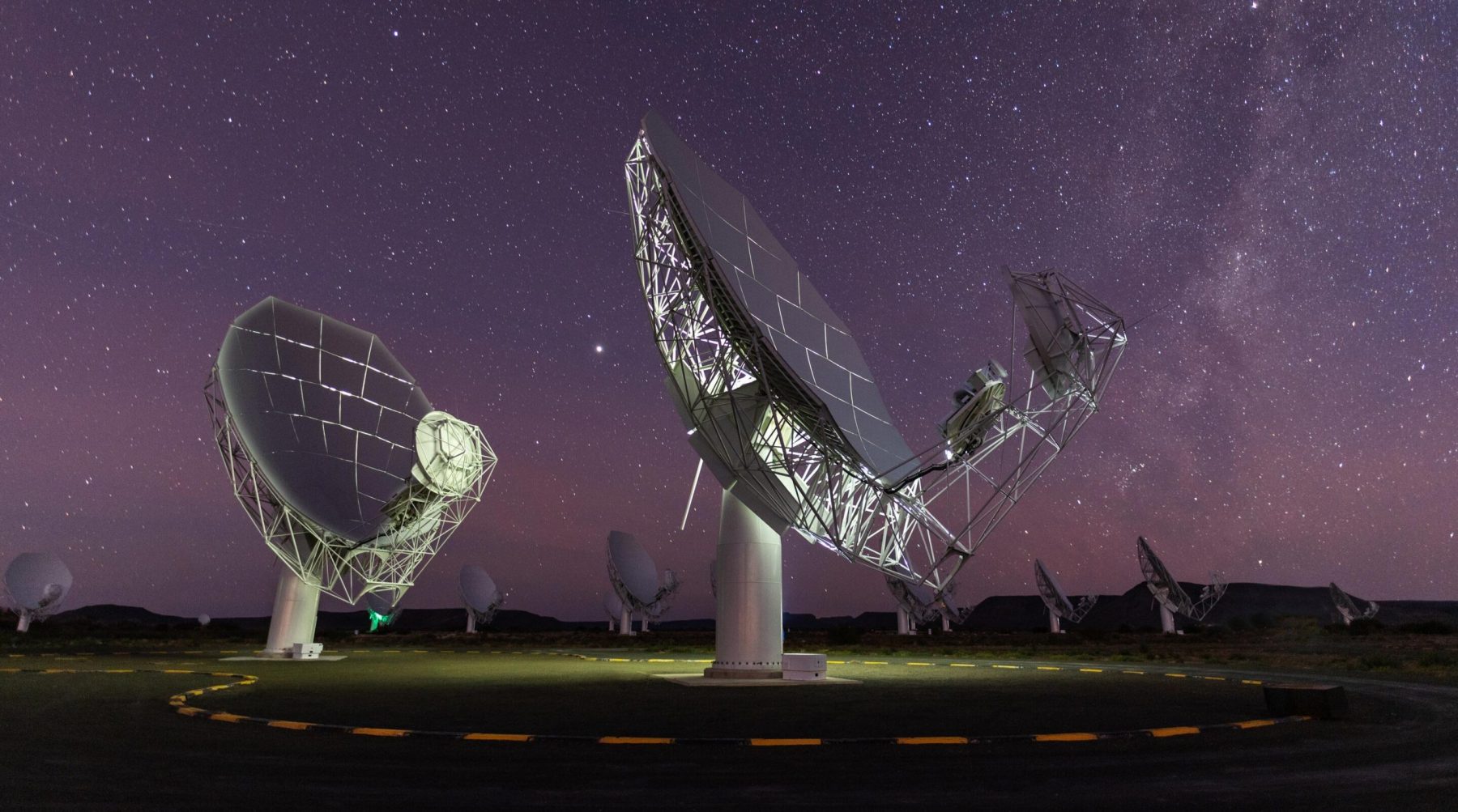 Радиотелескопы, входящие в состав MeerKAT. Авторы и права: Южноафриканская радиоастрономическая обсерватория (SARAO).