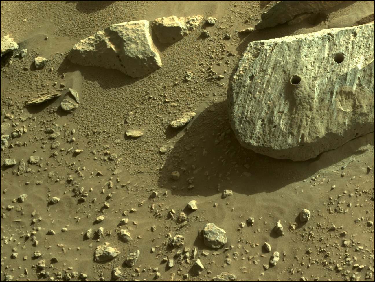 Валун Рошетт, где марсоход взял первые два ядра. Предоставлено: НАСА.