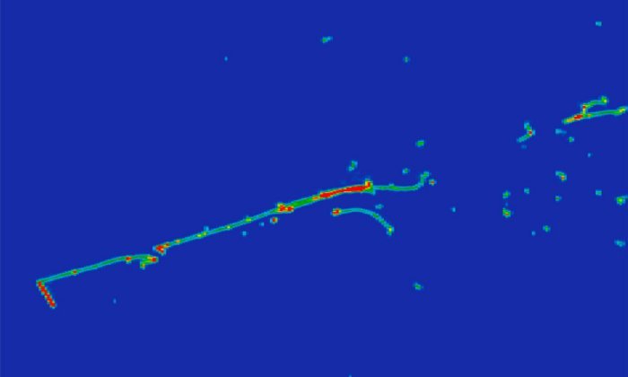 На этом изображении шириной примерно 70 сантиметров изображено событие электронного нейтрино MicroBooNE с электронным ливнем (прямая линия и точки внизу слева направо) и треком протона (короткая красная линия внизу слева). Исследователи Массачусетского технологического института использовали эксперимент MicroBooNE в Фермилабе, чтобы раскрыть новые секреты нейтрино. Предоставлено: MicroBooNE Collaboration.