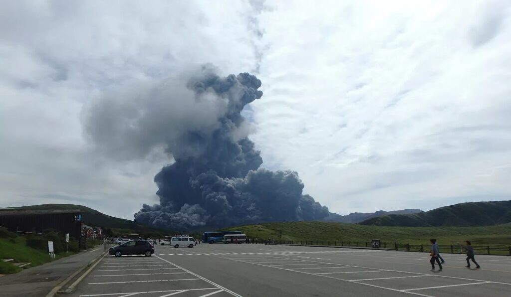 Самый большой действующий вулкан в Японии извергается, присоединяясь к Ла-Пальме.  Предсказание Эдгара Кейси о полюсах Земли сбывается?