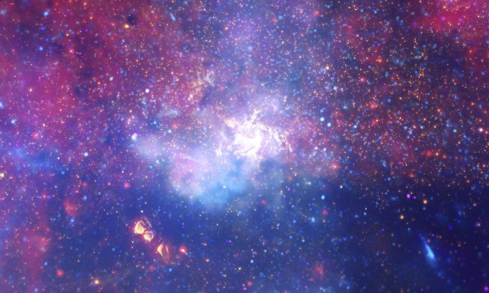 Огромный кружащийся вихрь горячего газа светится инфракрасным светом, отмечая примерное местоположение сверхмассивной черной дыры в центре нашей галактики Млечный Путь. Это многоволновое составное изображение включает свет в ближней инфракрасной области, полученный космическим телескопом НАСА Хаббл, и было самым резким инфракрасным изображением, когда-либо сделанным в области центра Галактики, когда оно было выпущено в 2009 году. Подробнее об изображении - здесь. Авторы и права: NASA, ESA, SSC, CXC, STScI.