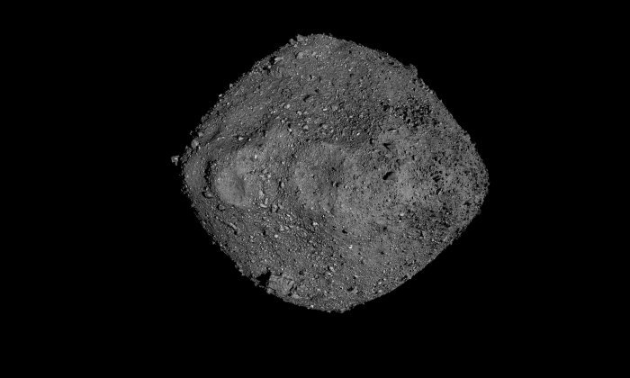 Ученые миссии OSIRIS-REx думали, что отбор образцов с кусочка Бенну будет похож на прогулку по пляжу, но удивительно скалистая поверхность оказалась более сложной задачей. Предоставлено: НАСА / Годдард / Университет Аризоны.