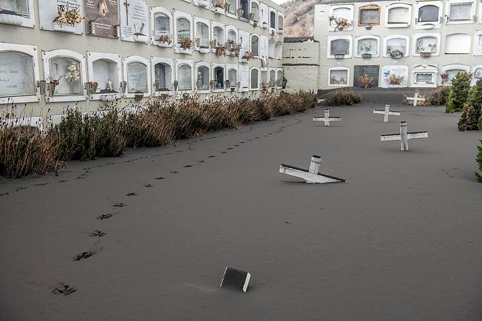 Кладбище засыпано тоннами пепла от извержения вулкана на Ла-Пальме