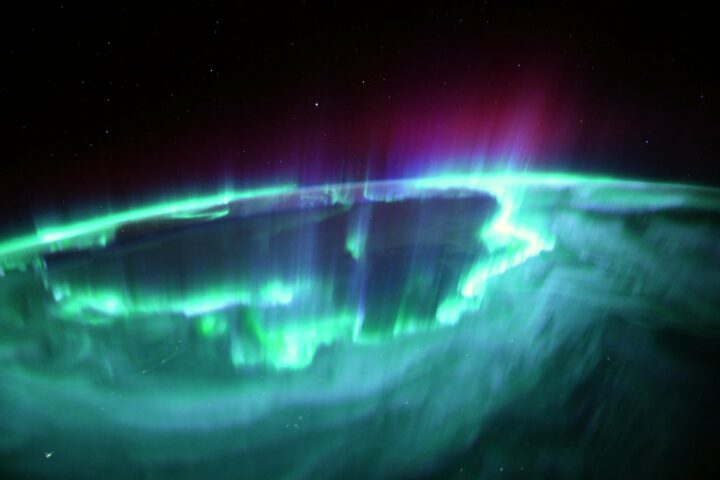 Астронавты сделали потрясающие фотографии солнечной бури, обрушившейся на Землю