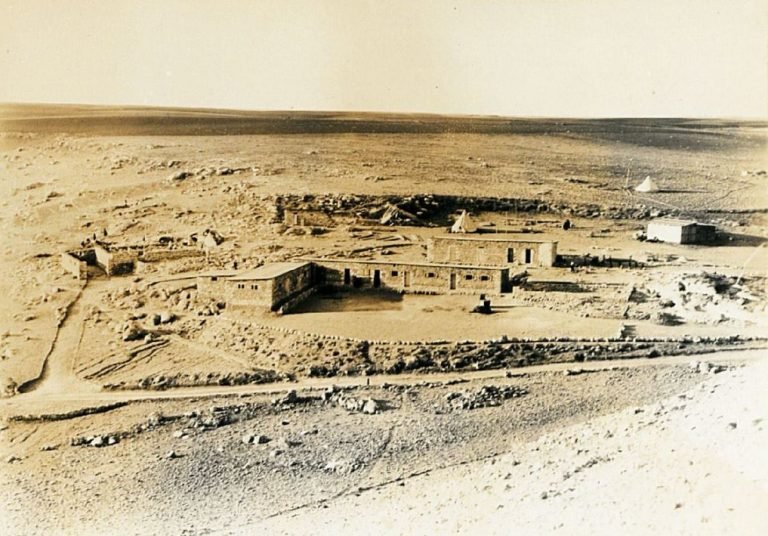 Утес к югу от места, зафиксированный во время первой экспедиции в Лахис. Фотография была сделана с сайта в 1932 году, ассирийский пандус показан беловатой областью в правом нижнем углу.