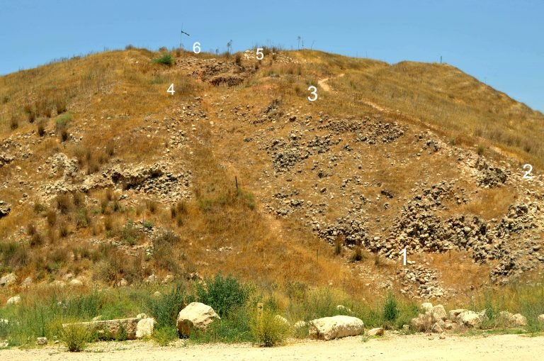 Шесть мест на рампе ассирийской осады, где добывали и взвешивали камни. Кредит д-ра М. Питлика.